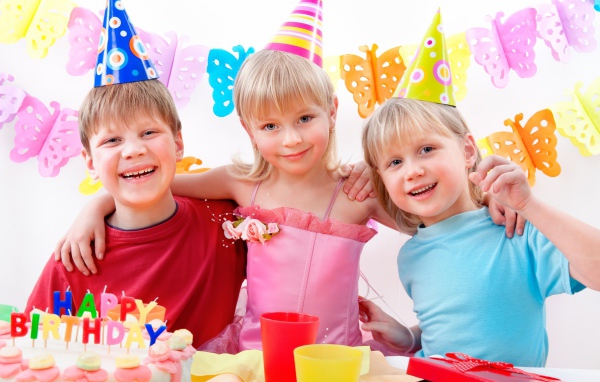 Веселые дети отмечают день рождения 
