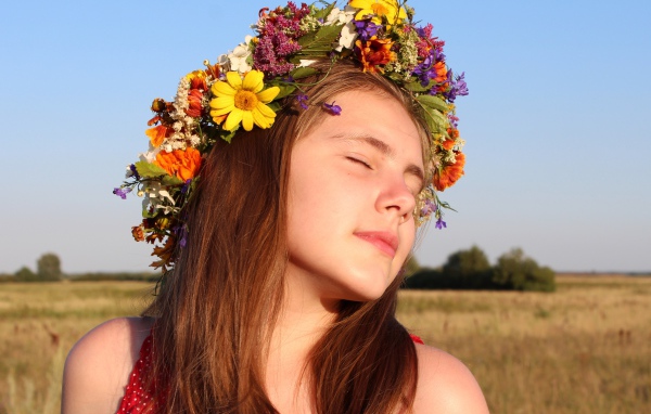 Девочка с закрытыми глазами с венком на голове