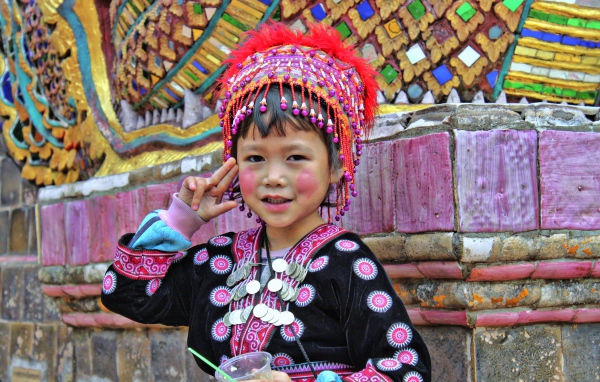 Маленькая девочка азиатка в национальном костюме 