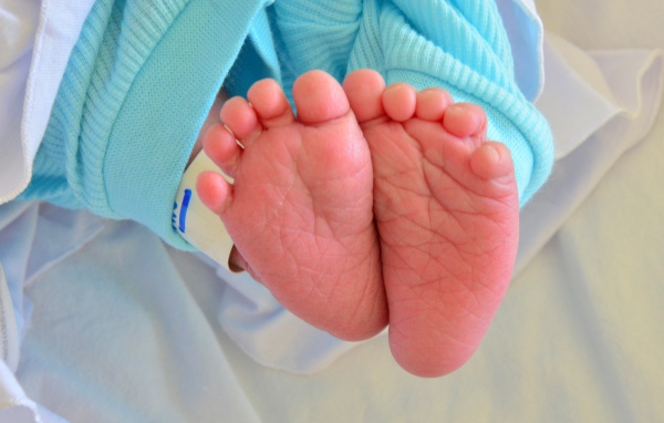 Ноги маленького ребенка крупным планом