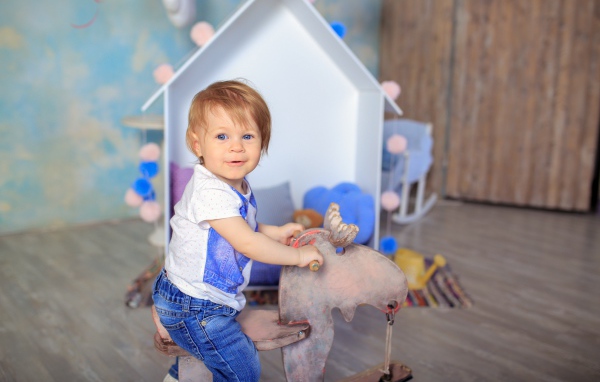 Маленький мальчик в игровой комнате