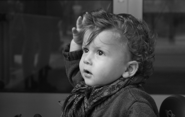 Маленький мальчик с рукой в волосах черно-белое фото 