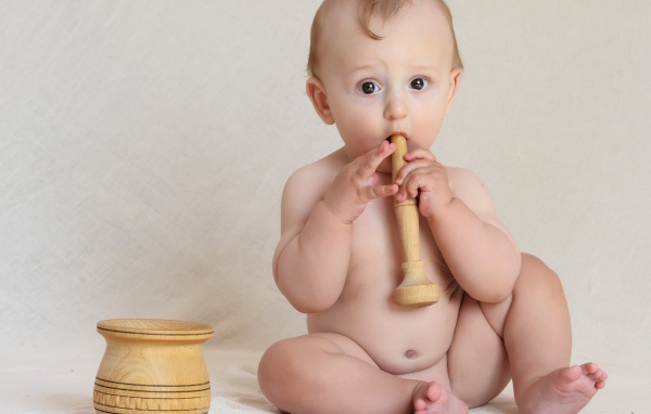 Маленький мальчик с деревянной ступкой