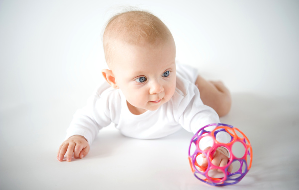 Маленький ребенок с игрушечным мячом