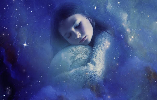 Маленькая девочка обнимает глобус во сне