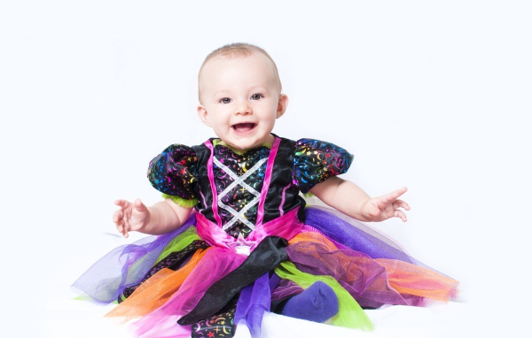 Маленькая улыбающаяся девочка на белом фоне 