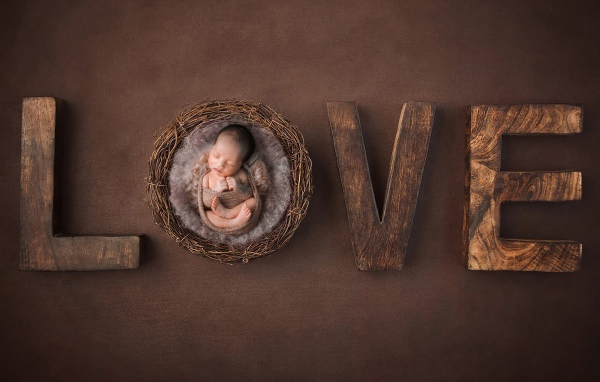 Маленький грудной ребенок с надписью любовь 