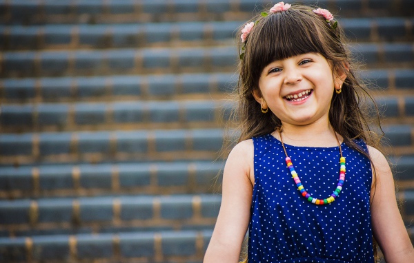 Улыбающаяся маленькая девочка в платье