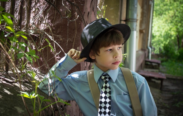 Стильный мальчик в черной шляпе 