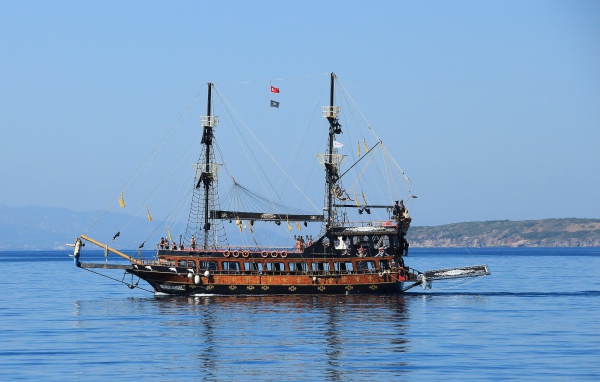 Большой красивый пиратский корабль в море 