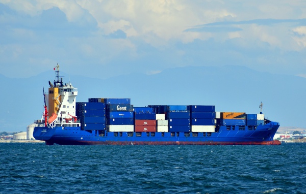 Грузовой танкер с контейнерами в море