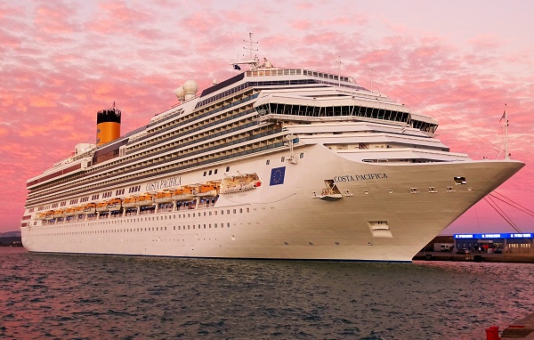 Круизный лайнер Costa Pacifica на фоне розового неба