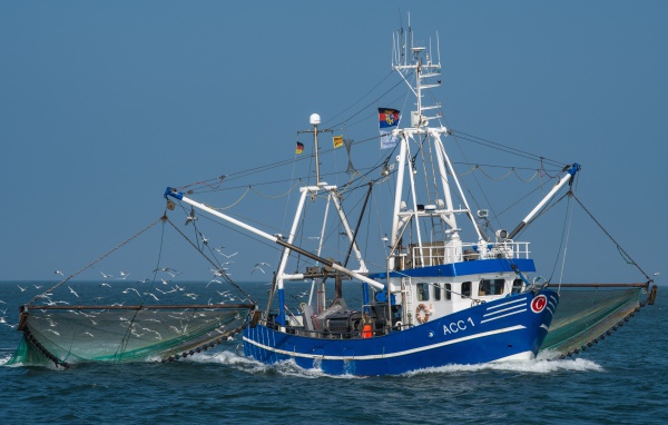 Рыболовецкая шхуна с сетями в море 