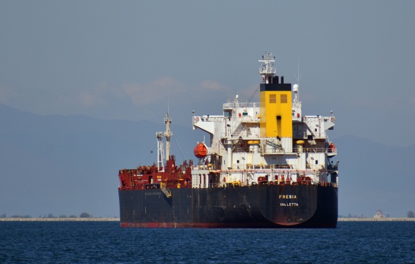 Большой контейнеровоз в море 