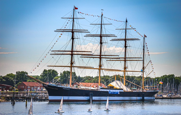 Большой фрегат с опущенными парусами