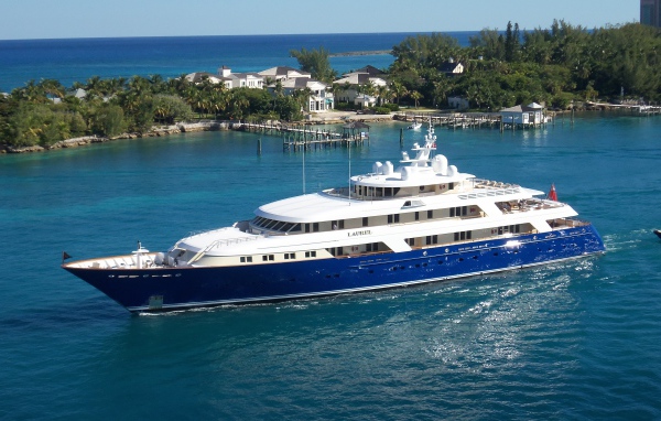 Большая яхта Laurel уходит в море