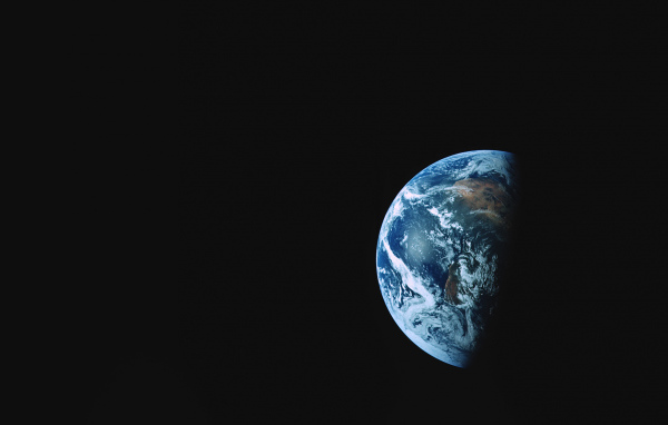 Тень падает на планету Земля