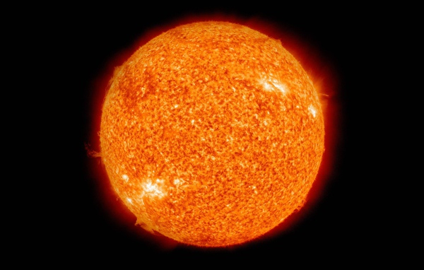 Большое огненное солнце на черном фоне