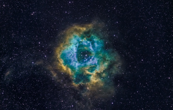 Туманность в звездной галактике на черном фоне