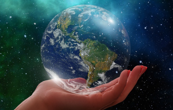 Планета Земля лежит на руке