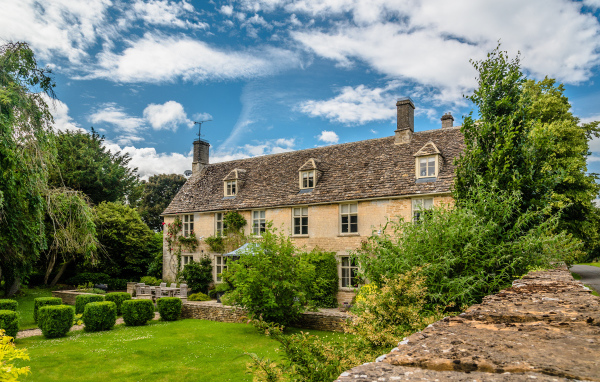 Красивый дом под голубым небом,Англия