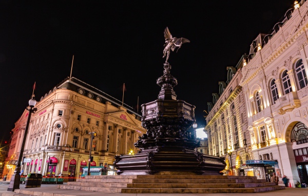 Мемориальный фонтан Шефтсбери на улице Лондона, Англия