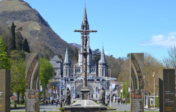 Монумент у базилики Святой Розарии, Франция