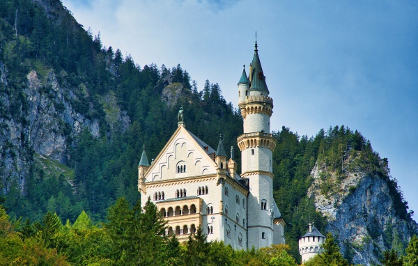 Старинный замок Нойшванштайн на фоне гор, Германия
