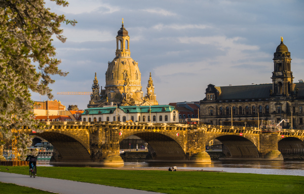 Старинный мост через реку на фоне города Дрезден, Германия