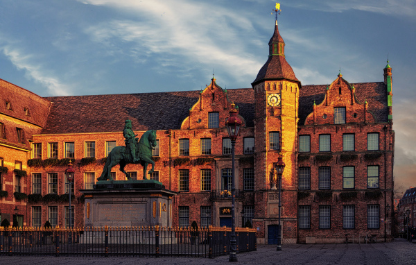 Памятник у старого дома с башней, Германия