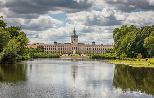 Красивый вид на замок Шарлоттенбург у озера под белыми облаками