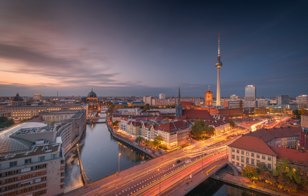 Красивый вид на вечерний Берлин, Германия