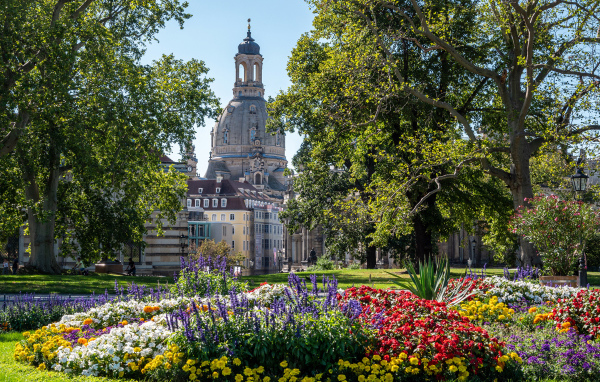 Старая церковь в живописном парке,Дрезден. Германия