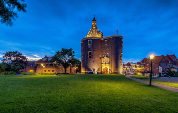 Большая старая башня в сумерках,  Нидерланды