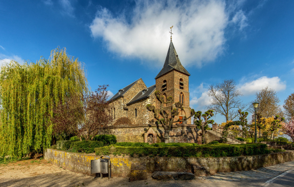 Старая церковь под  голубым небом, Нидерланды
