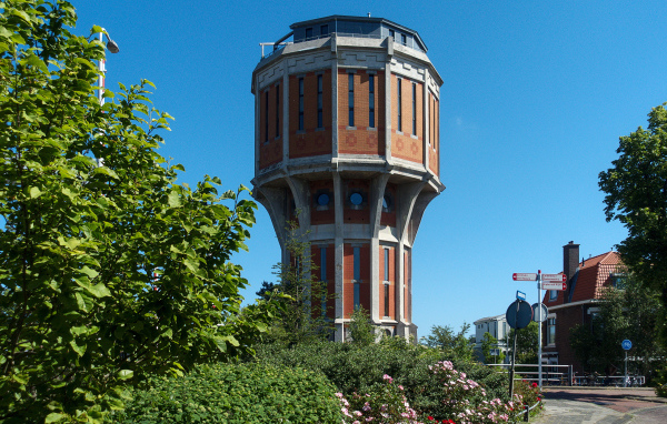Старая башня на улице города, Нидерланды 