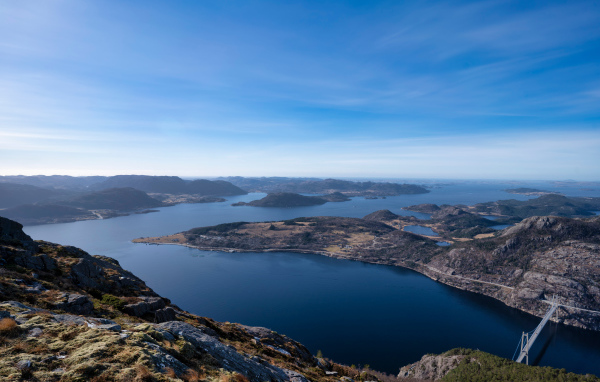 Красивый вид на фьорд под голубым небом, Норвегия 