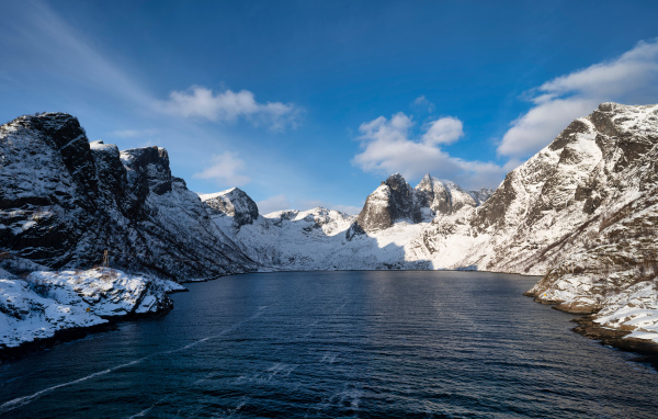 Спокойная холодная вода у заснеженных гор, Норвегия 