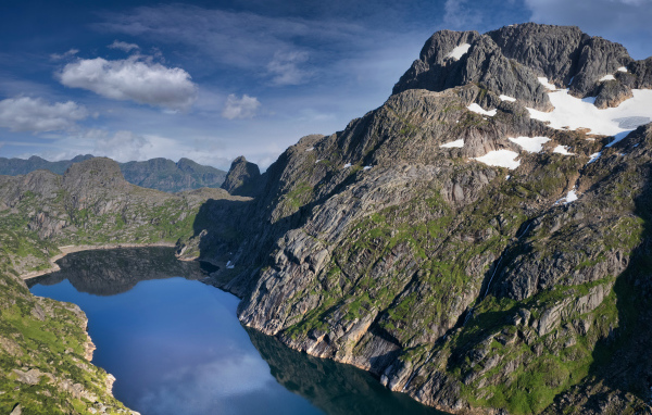 Большая серая года у озера, Лофотенские острова. Норвегия