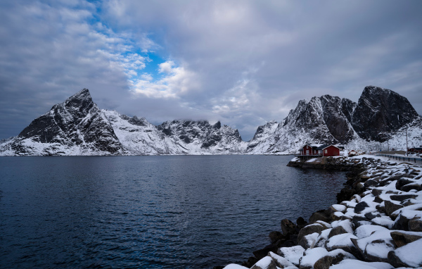 Озеро у заснеженных гор, Лофотенские острова, Норвегия