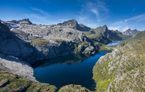 Озеро среди гор, Лофотенские острова. Норвегия