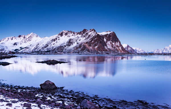 Большие покрытые снегом горы у воды, Норвегия