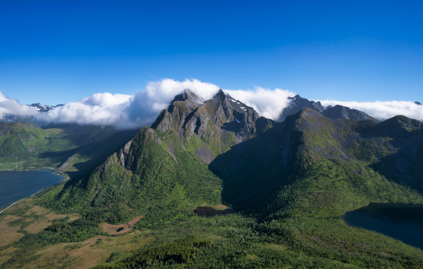 Красивый вид на Лофотенские острова под красивым голубым небом