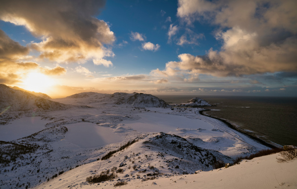Заснеженные горы у залива на закате, Лофотенские острова. Норвегия 