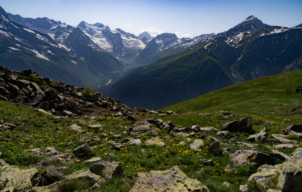 Горный хребет Домбай под голубым небом, Россия 
