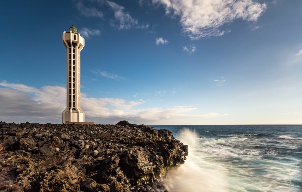 Башня на берегу моря под голубым небом, Испания