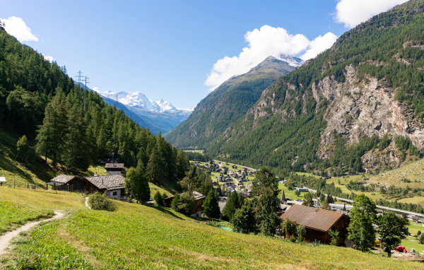 Дома в живописных зеленых гор, Швейцария 
