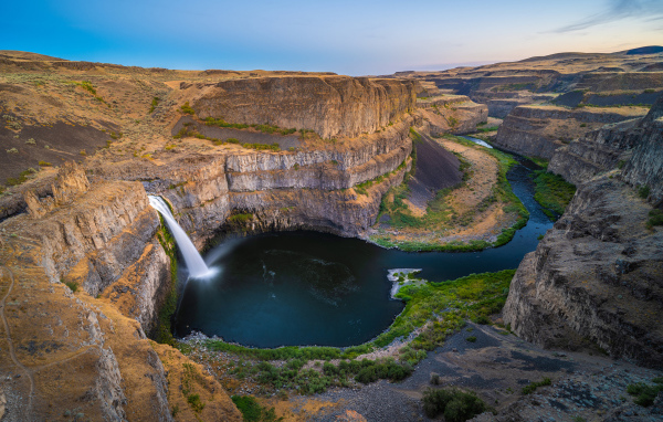 Водопад стекает со стены каньона, США