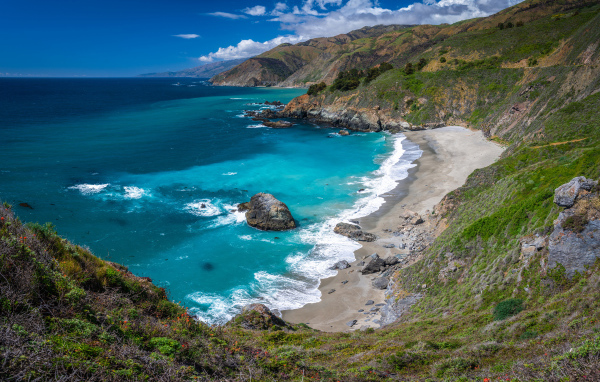 Голубая вода в океане на побережье Калифорнии, США