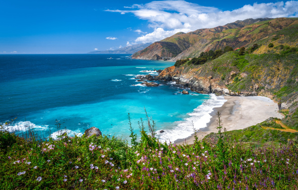 Голубая вода у побережья океана, Калифорния. США